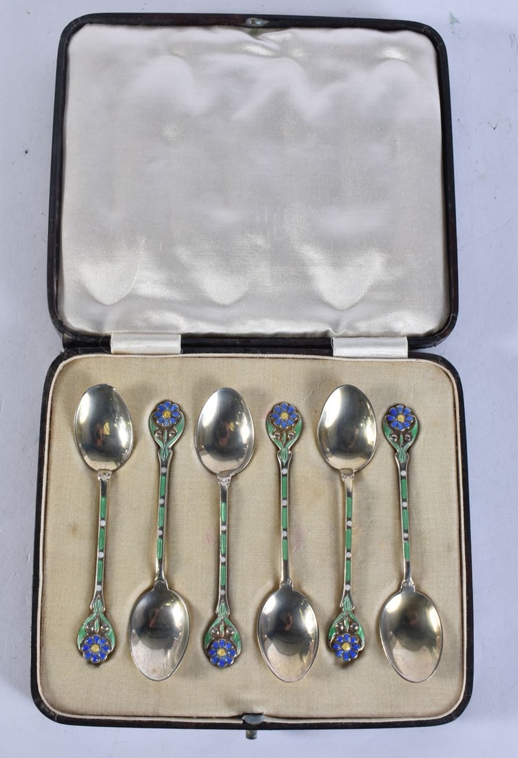 A LOVELY SET OF SIX SILVER AND ENAMEL SPOONS. 48 grams. 9.5 cm long. (6): A LOVELY SET OF SIX SILVER AND ENAMEL SPOONS. 48 grams. 9.5 cm long. (6)