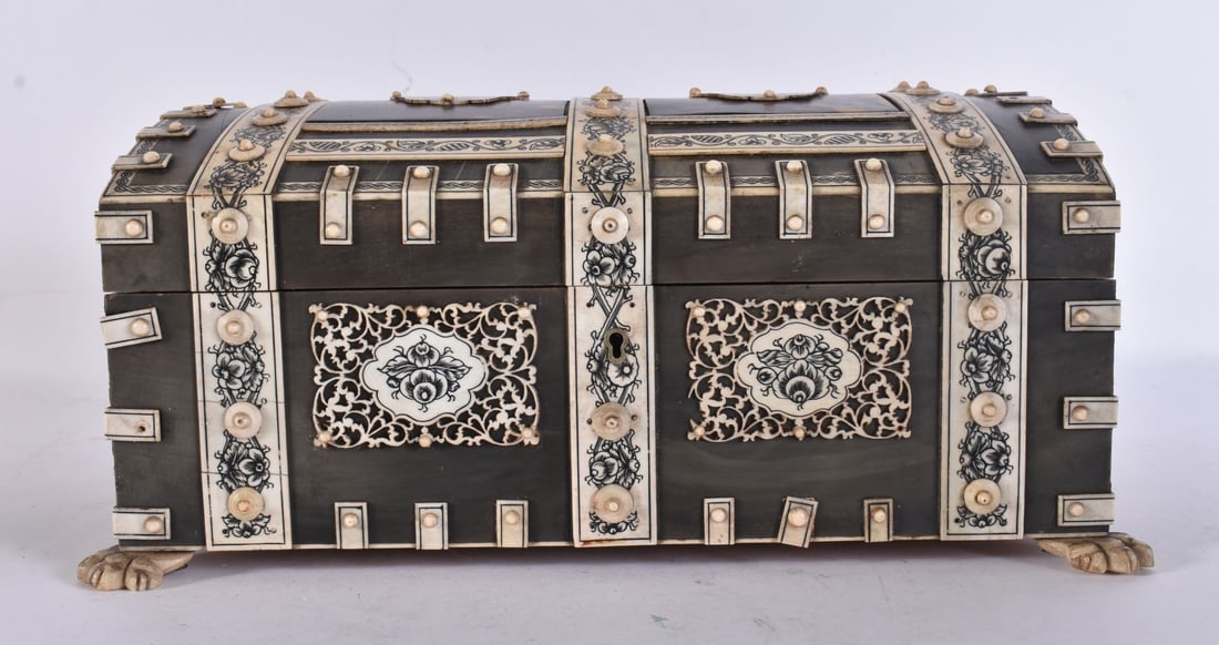 A LATE 19TH CENTURY INDIAN VIZAGAPATAM HORN AND TORTOISESHELL MOUNTED JEWELLERY CASKET of rectangula: A LATE 19TH CENTURY INDIAN VIZAGAPATAM HORN AND TORTOISESHELL MOUNTED JEWELLERY CASKET of rectangular form with a hinged lid, the horn veneered exterior applied with pierced and engraved ivory panels 