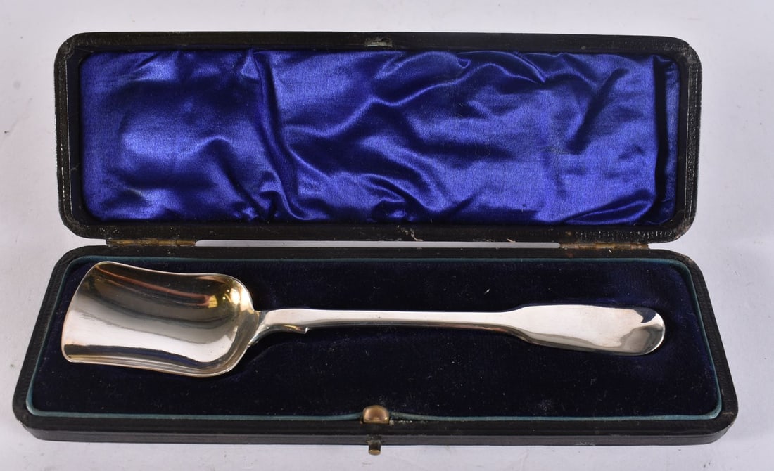 A BOXED SILVER CHRISTENING CHEESE SCOOP. 34 grams. 16 cm long. (1 of 4)