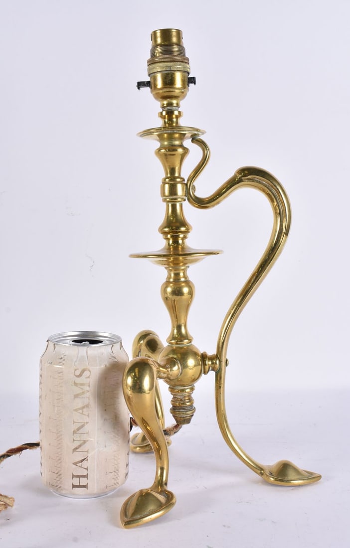AN ART NOUVEAU BENSON STYLE BRONZE LAMP. 34 cm high.: AN ART NOUVEAU BENSON STYLE BRONZE LAMP. 34 cm high.