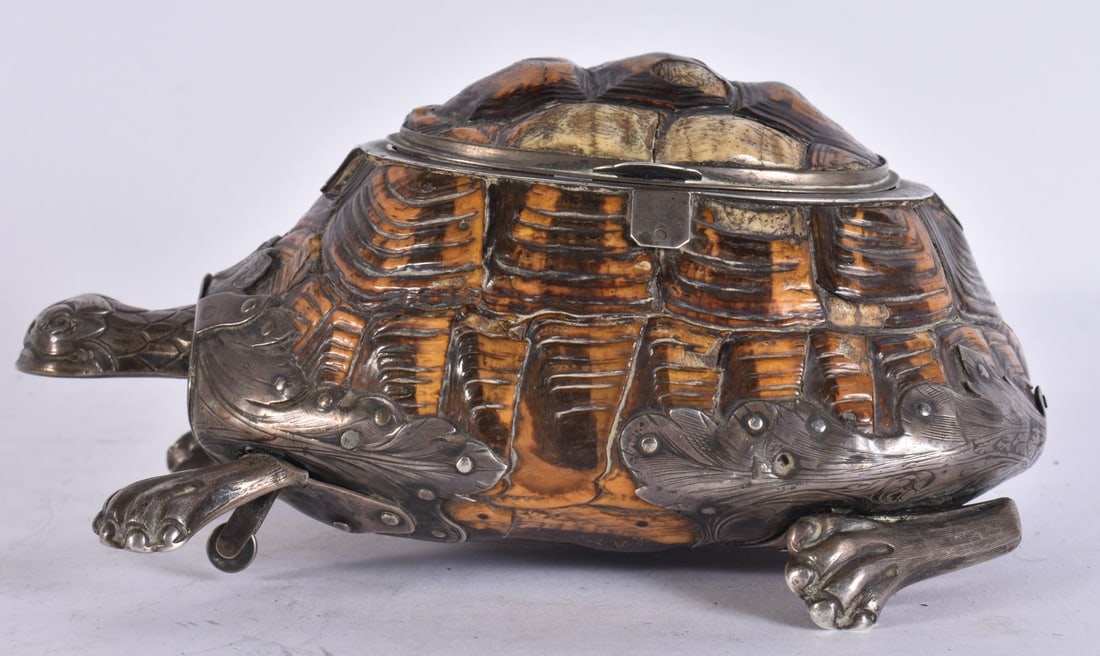 AN 18TH CENTURY SILVER MOUNTED TORTOISESHELL TABLE SNUFF BOX of novelty tortoise form with a hinged: AN 18TH CENTURY SILVER MOUNTED TORTOISESHELL TABLE SNUFF BOX of novelty tortoise form with a hinged circular lid to the carapace, the applied silver head, legs and tail with engraved detail, the feet 