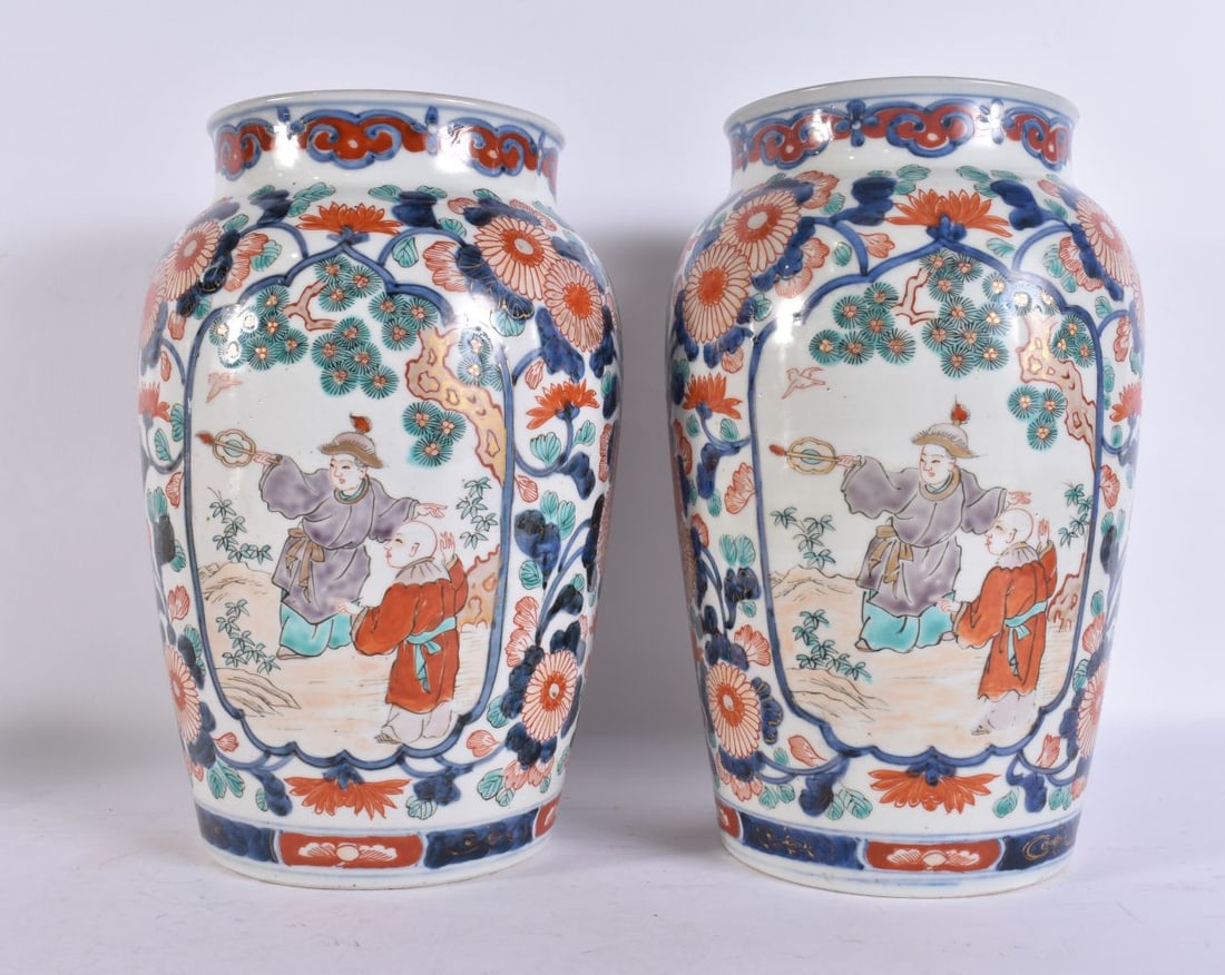 A PAIR OF 19TH CENTURY JAPANESE MEIJI PERIOD IMARI VASES painted with figures. 25 cm x 15 cm.: A PAIR OF 19TH CENTURY JAPANESE MEIJI PERIOD IMARI VASES painted with figures. 25 cm x 15 cm.