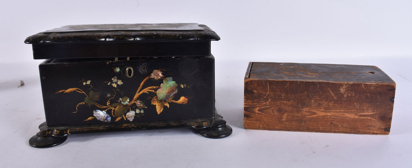 A VICTORIAN BLACK LACQUER TEA CADDY together with a chess set. (2) (1 of 11)