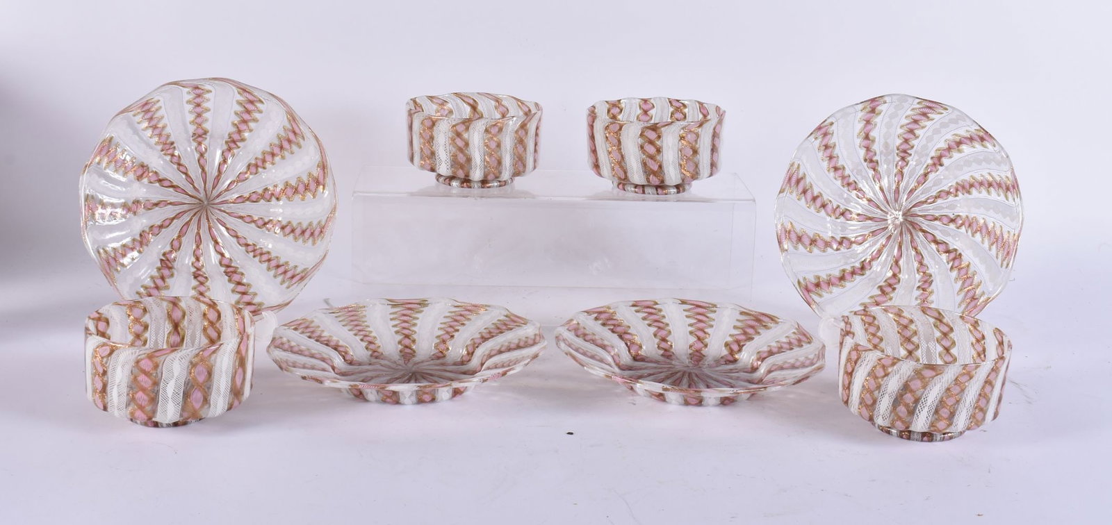 A FINE SET OF ITALIAN MURANO VENETIAN GLASS BOWLS AND DISHES. Largest 18 cm wide. (8): A FINE SET OF ITALIAN MURANO VENETIAN GLASS BOWLS AND DISHES. Largest 18 cm wide. (8)