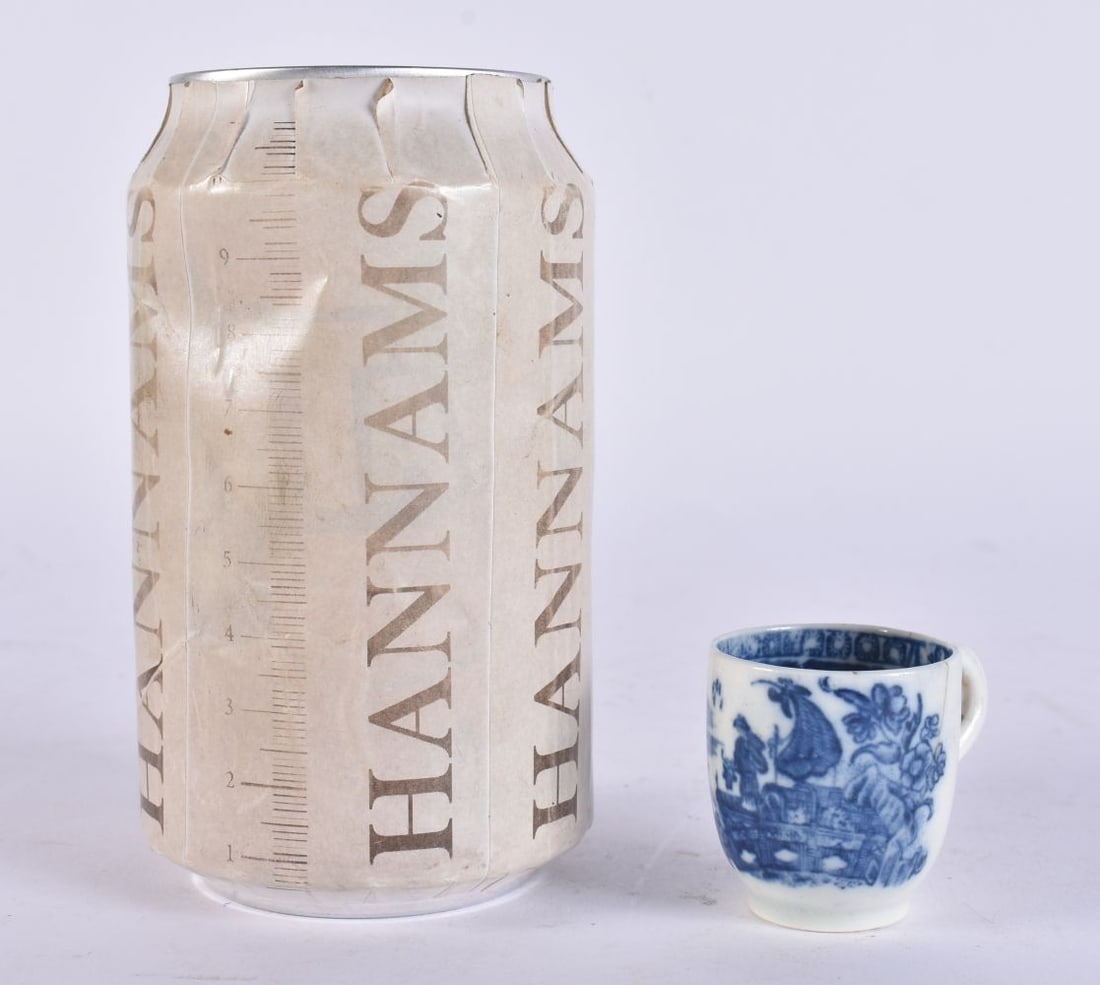 A RARE 18TH CENTURY MINIATURE CAUGHLEY BLUE AND WHITE PORCELAIN CUP. 3.25 cm x 3.25 cm.: A RARE 18TH CENTURY MINIATURE CAUGHLEY BLUE AND WHITE PORCELAIN CUP. 3.25 cm x 3.25 cm.