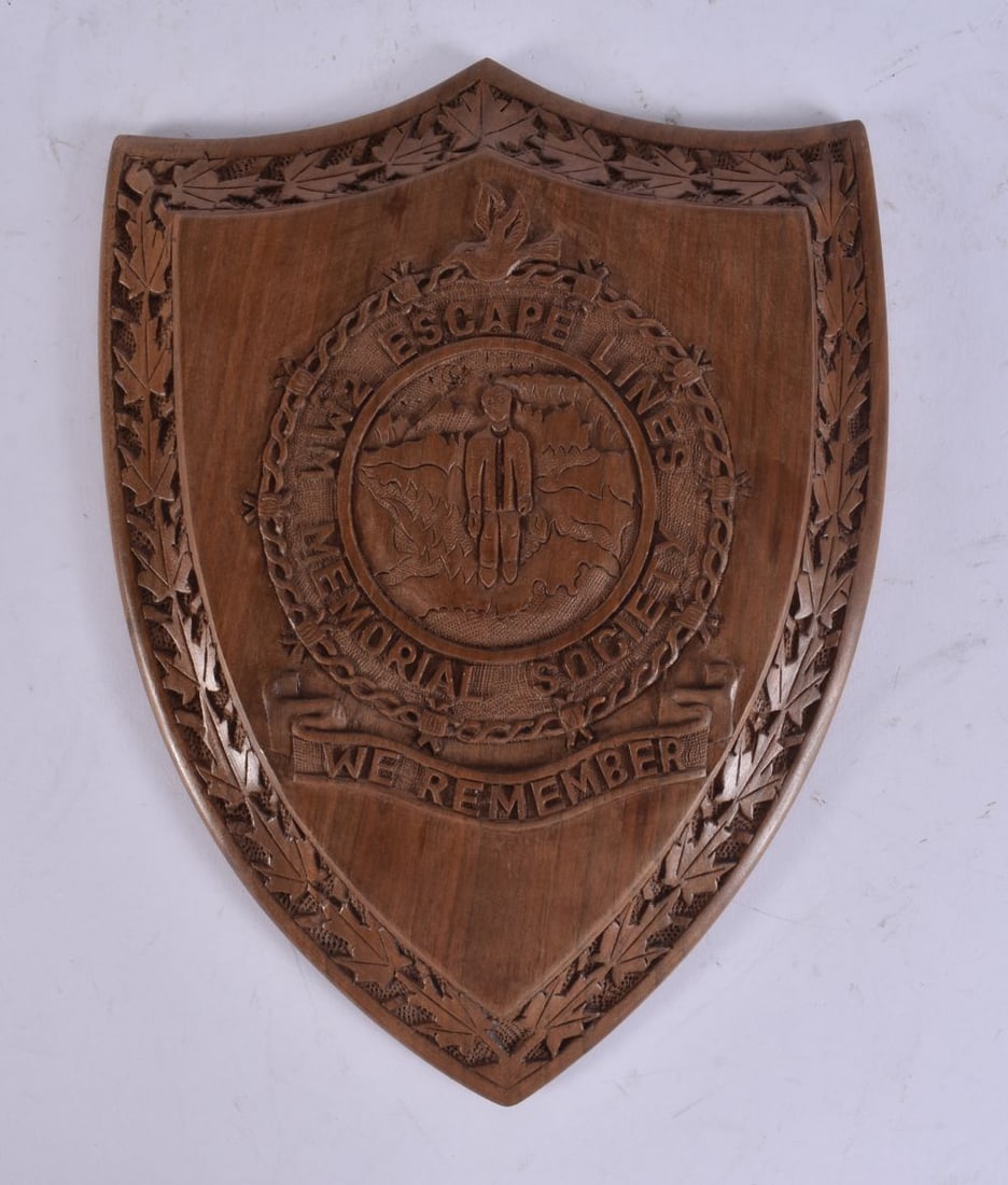 AN UNUSUAL MILITARY INTEREST TREEN WWII ESCAPE LINES MEMORIAL PLAQUE. 28 cm x 18 cm. (1 of 4)
