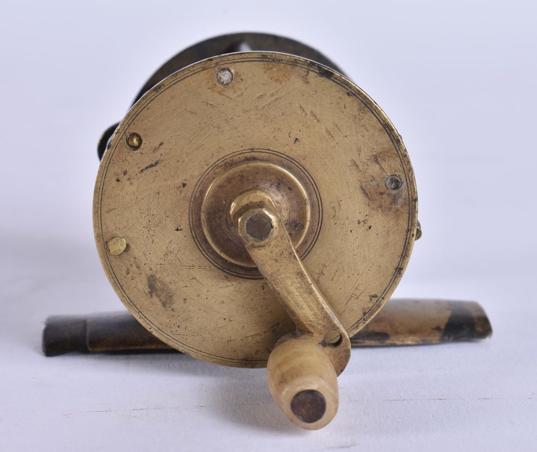AN UNUSUAL EARLY FISHING REEL. 7 cm x 4.5 cm. (1 of 5)