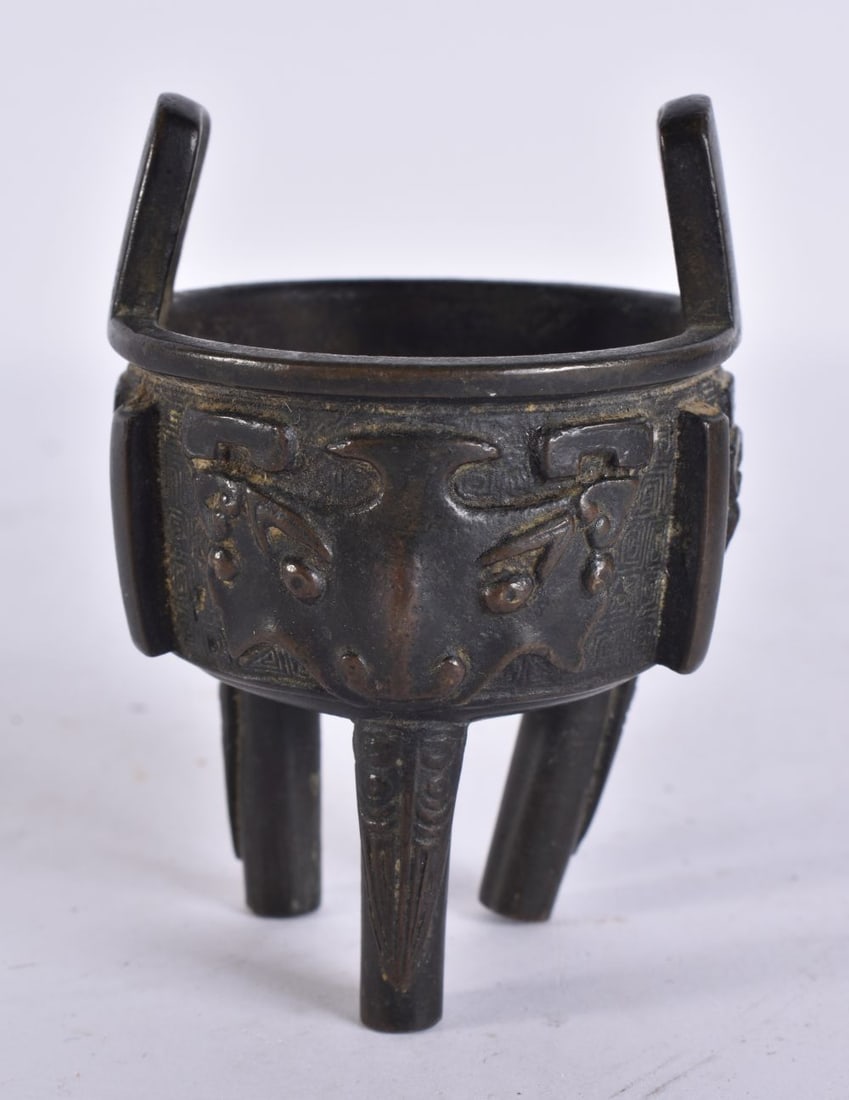 A SMALL 18TH/19TH CENTURY CHINESE TWIN HANDLED BRONZE ARCHAIC CENSER. 5 cm wide. (1 of 5)