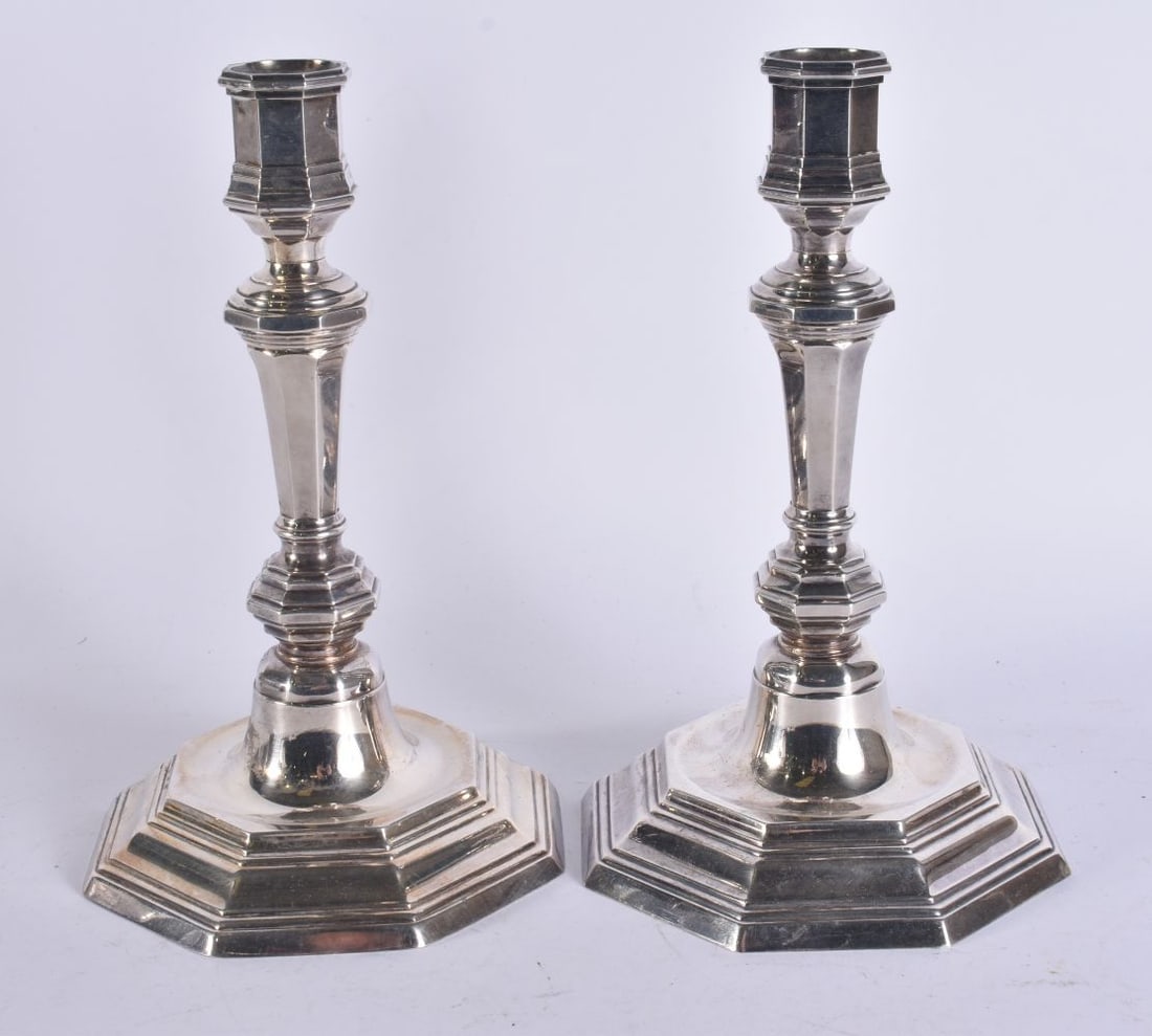 A PAIR OF FRENCH CHRISTOFLE SILVER PLATED CANDLESTICKS. 22.5 cm high. (1 of 5)