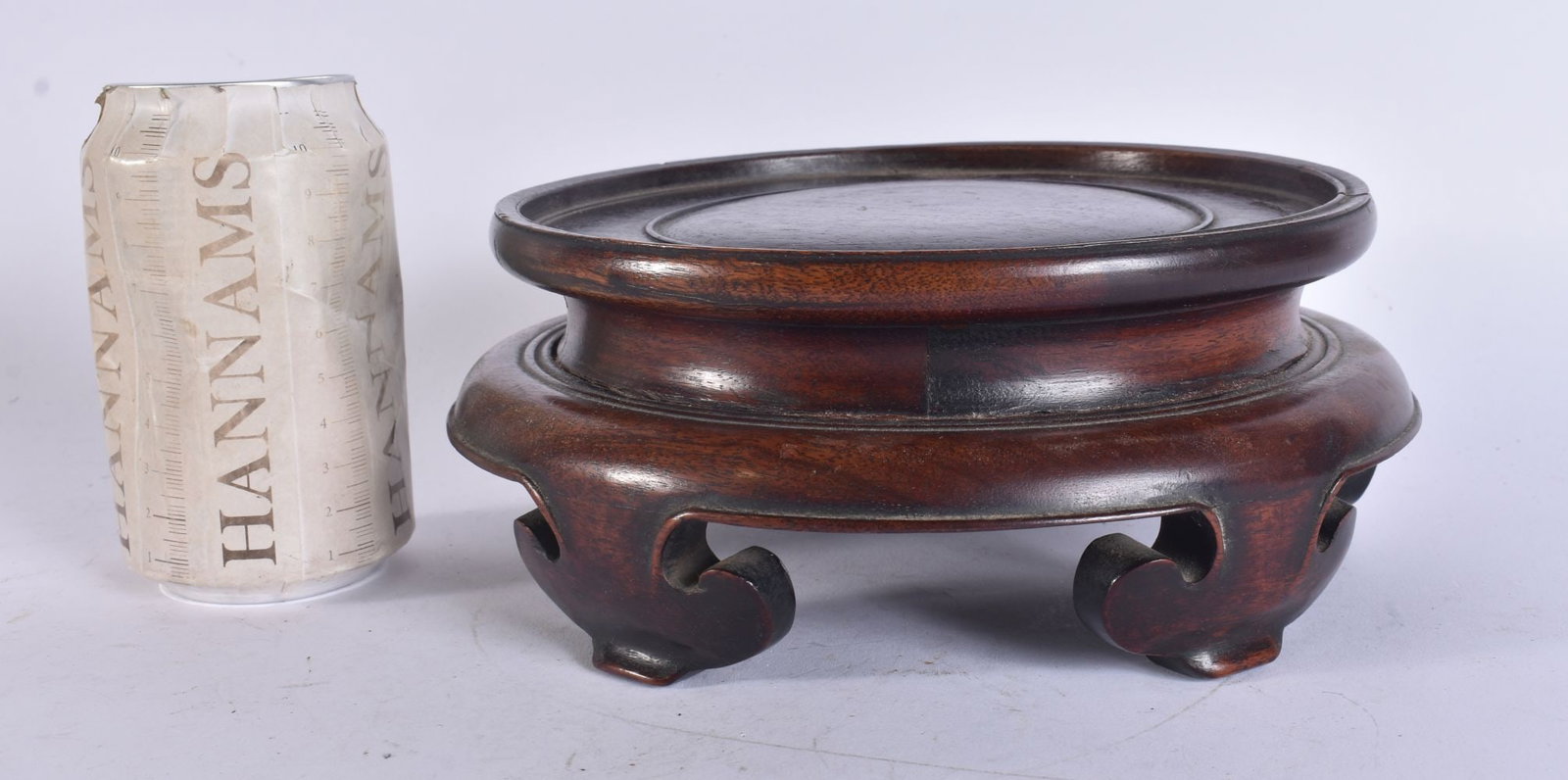 AN EARLY 20TH CENTURY CHINESE CARVED HARDWOOD STAND Late Qing. 20 cm wide, internal width 17.5 cm.: AN EARLY 20TH CENTURY CHINESE CARVED HARDWOOD STAND Late Qing. 20 cm wide, internal width 17.5 cm.