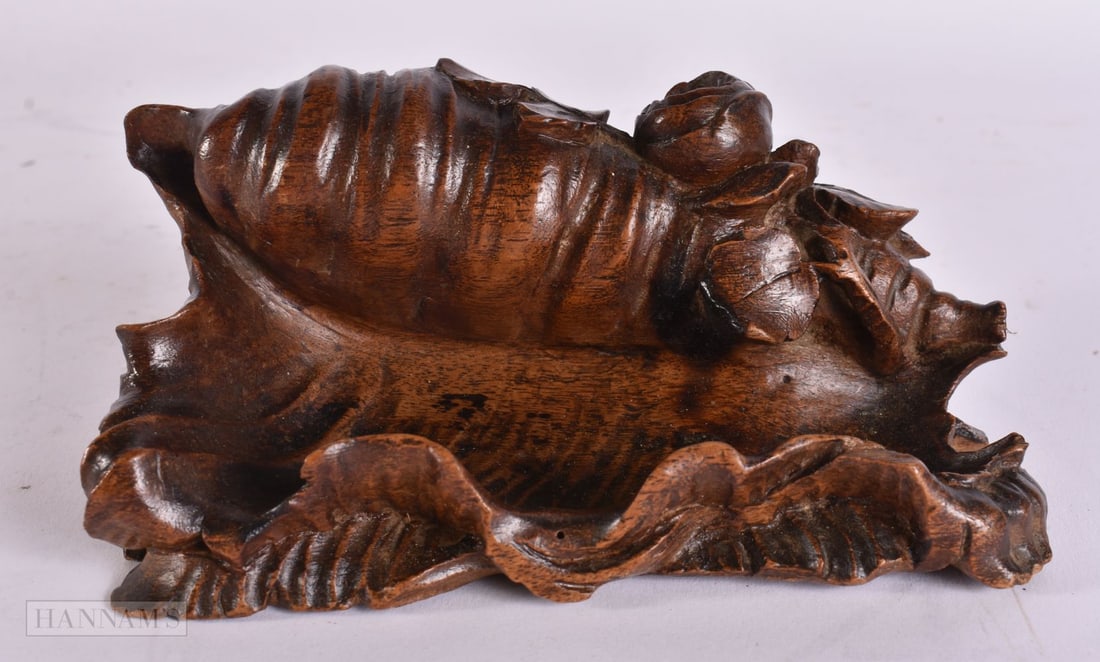 A 19TH CENTURY BAVARIAN BLACK FOREST SHELL DESK PEN STAND. 16 cm wide. (1 of 5)