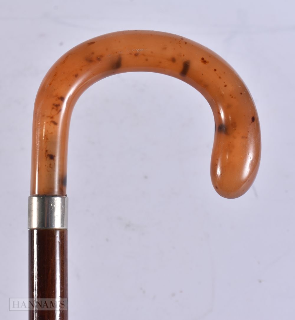 AN ART DECO BAKELITE HANDLED WALKING CANE. 86 cm long. (1 of 4)