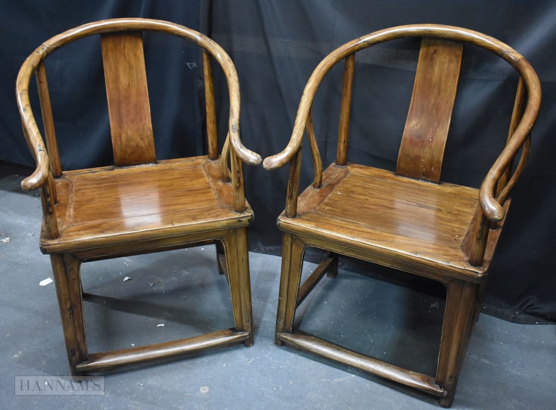 A PAIR OF 19TH CENTURY CHINESE HUANGHUALI AND OTHER WOOD HORSE SHOE BACK CHAIRS. 93 cm x 60 cm x 52 (1 of 10)