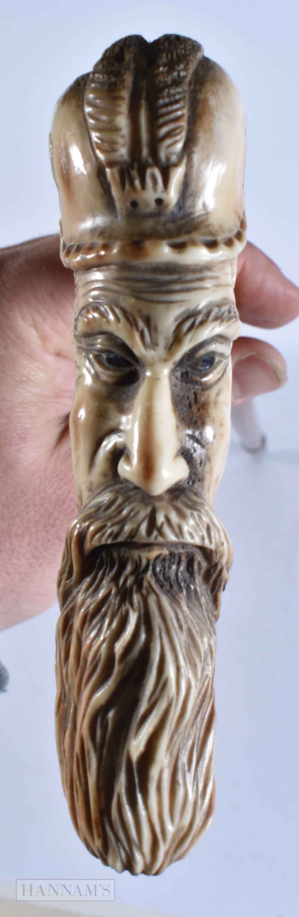 AN UNUSUAL VICTORIAN LONG BEARD STAG ANTLER WALKING CANE. 87 cm long. (1 of 5)