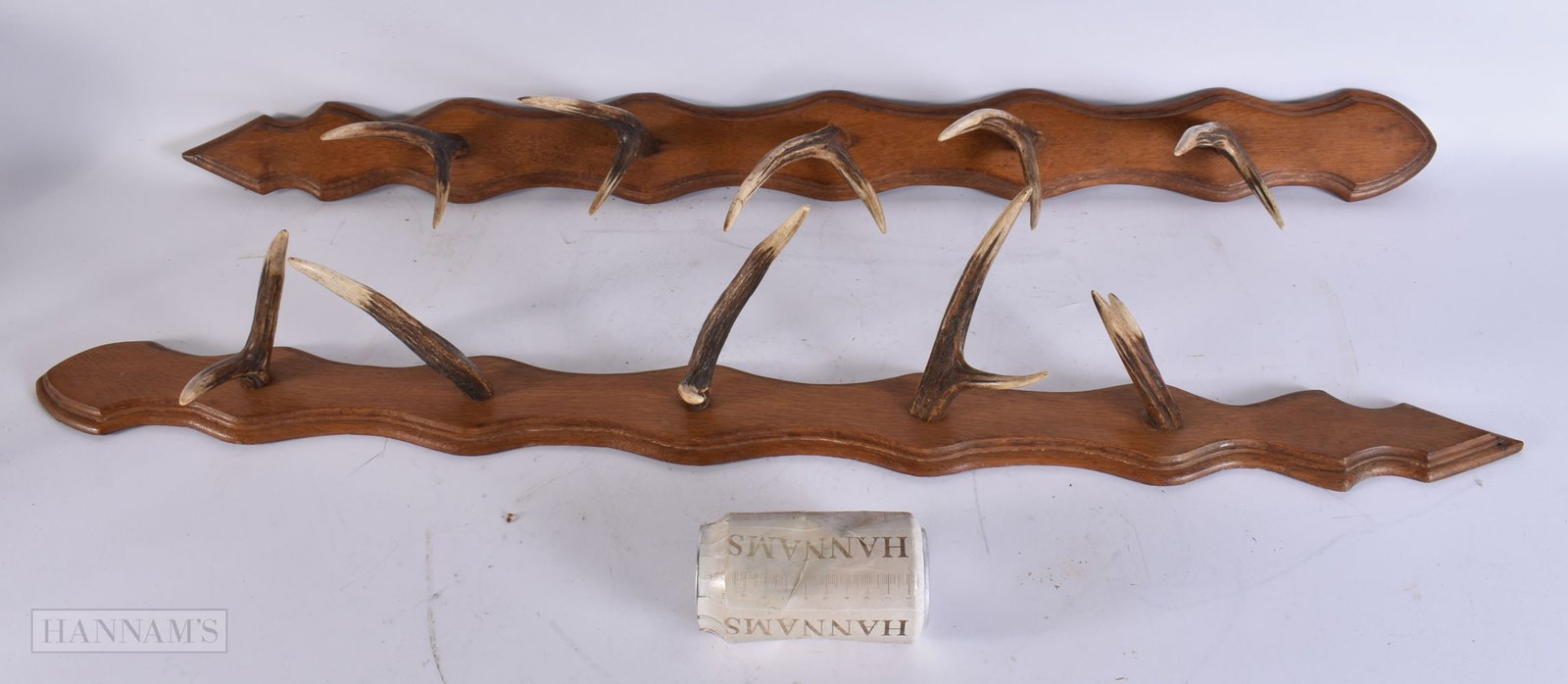 A PAIR OF EDWARDIAN HUNTING LODGE ANTLER HORN COAT RACKS. 90 cm long.: A PAIR OF EDWARDIAN HUNTING LODGE ANTLER HORN COAT RACKS. 90 cm long.