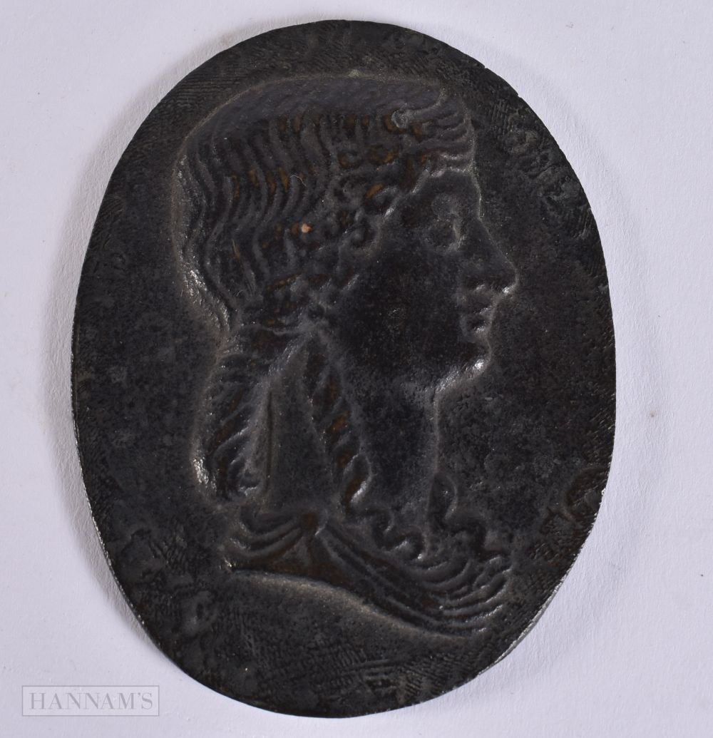 A 17TH CENTURY EUROPEAN BRONZE PORTRAIT MEDALLION PLAQUE. 8 cm x 6.5 cm.: A 17TH CENTURY EUROPEAN BRONZE PORTRAIT MEDALLION PLAQUE. 8 cm x 6.5 cm.