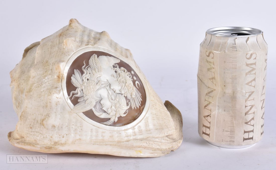 A FINE 19TH CENTURY ITALIAN GRAND TOUR CARVED CAMEO CONCH SHELL depicting two portraits and a bird. (1 of 9)