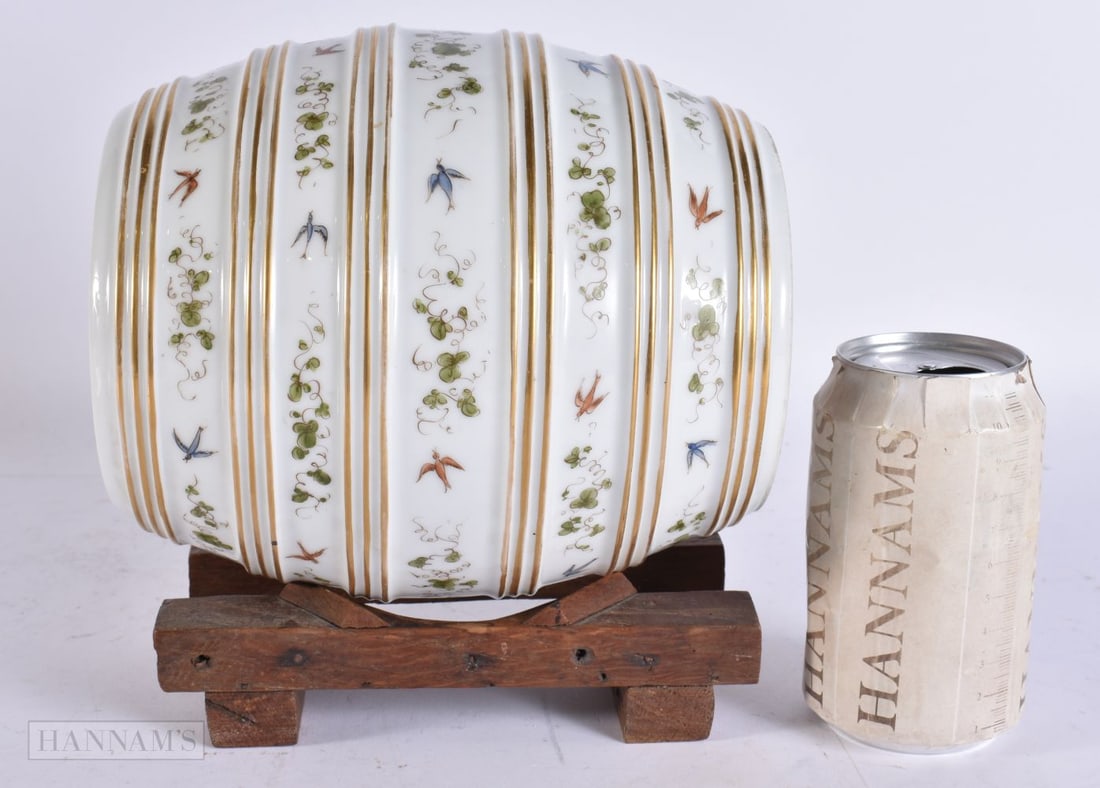 A RARE 19TH CENTURY EUROPEAN PORCELAIN CHINOISERIE DRINKS BARREL. Barrel 21 cm x 15 cm.: A RARE 19TH CENTURY EUROPEAN PORCELAIN CHINOISERIE DRINKS BARREL. Barrel 21 cm x 15 cm.