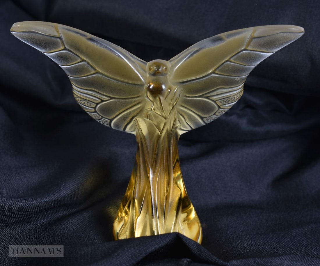 A FRENCH YELLOW LALIQUE GLASS BUTTERFLY. 8 cm x 9 cm.: A FRENCH YELLOW LALIQUE GLASS BUTTERFLY. 8 cm x 9 cm.