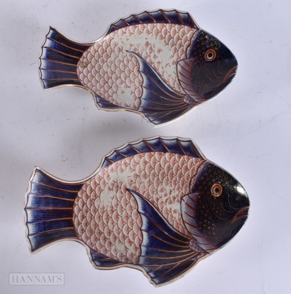 A PAIR OF 18TH/19TH CENTURY JAPANESE EDO PERIOD IMARI FISH DISHES. 28 cm x 18 cm. (1 of 4)