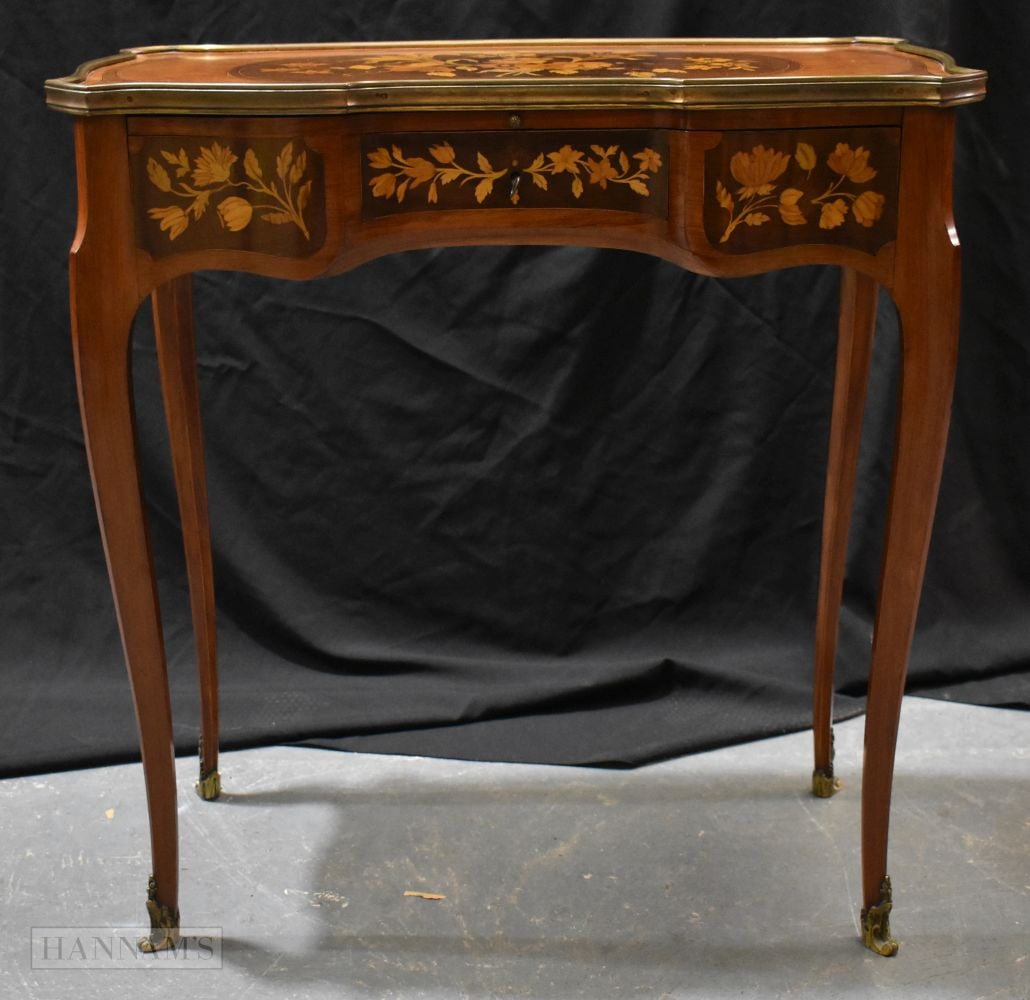 A LOVELY EARLY 20TH CENTURY FRENCH ART NOUVEAU FRUITWOOD TABLE decorated with foliage. 74 cm x 69 cm: A LOVELY EARLY 20TH CENTURY FRENCH ART NOUVEAU FRUITWOOD TABLE decorated with foliage. 74 cm x 69 cm x 34 cm.