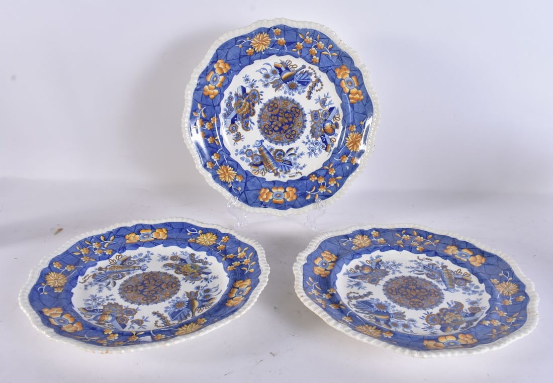 A SET OF THREE SPODE SCALLOPED PLATES. 25 cm wide. (1 of 5)