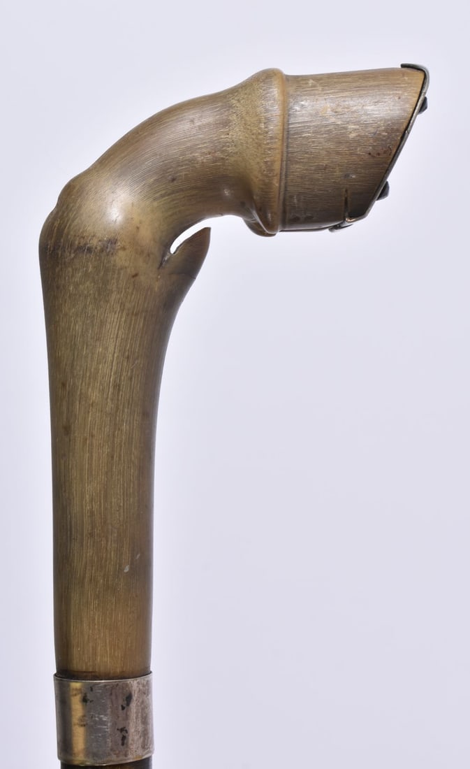 A 19TH CENTURY CARVED HORN HOOF FORM SWAGGER STICK. 90 cm long. (1 of 4)