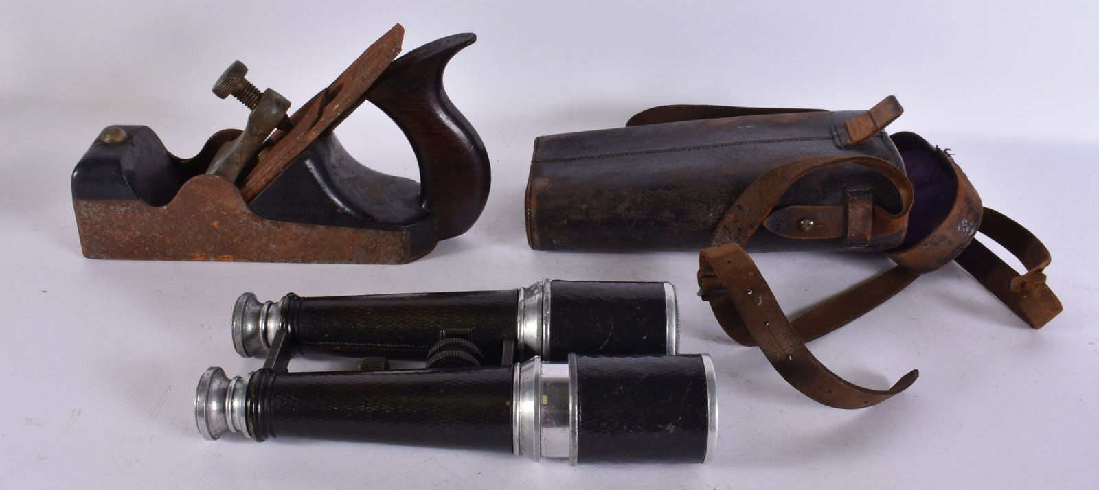 A PAIR OF BINOCULARS AND A PLANE. 25 cm wide. (2): A PAIR OF BINOCULARS AND A PLANE. 25 cm wide. (2)