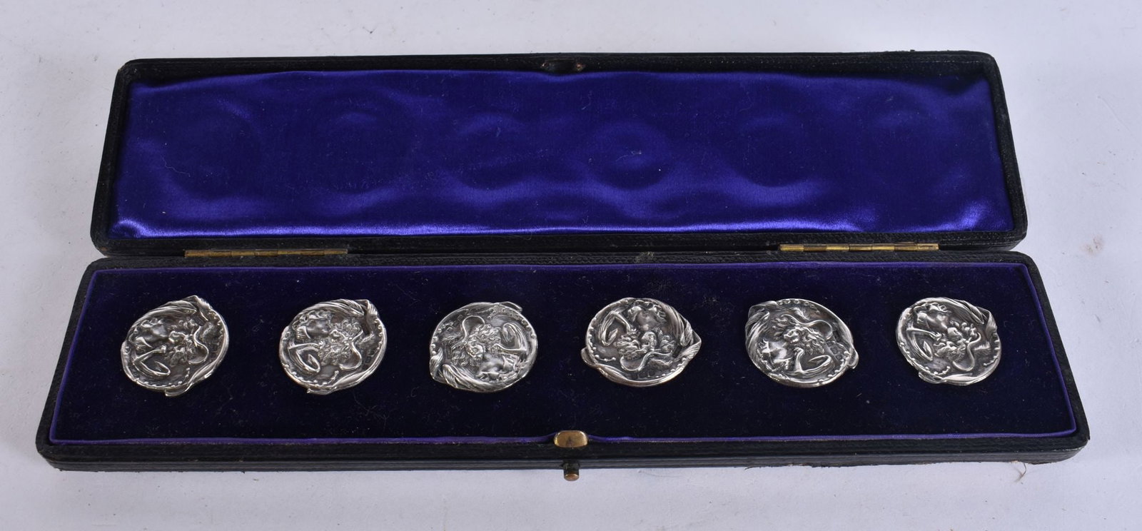 A CASED SET OF ART NOUVEAU SILVER BUTTONS. 24 grams. 2.25 cm wide. (6): A CASED SET OF ART NOUVEAU SILVER BUTTONS. 24 grams. 2.25 cm wide. (6)