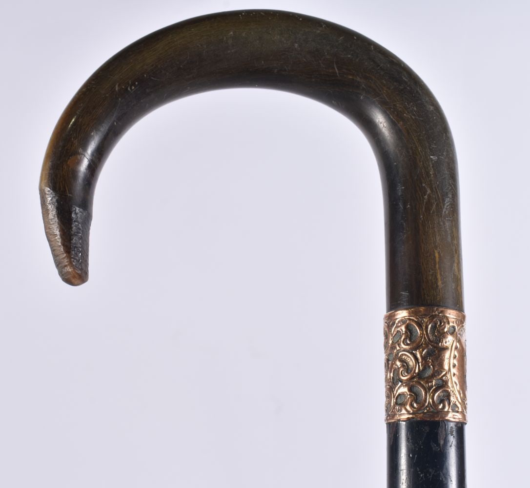 A MIDDLE EASTERN HORN WALKING CANE. 90 cm long. (1 of 4)