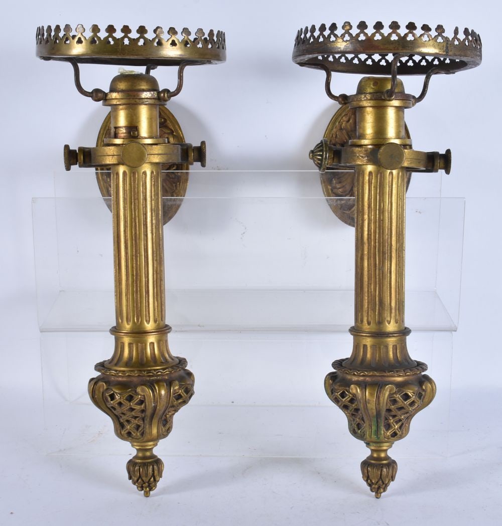 A FINE PAIR OF 19TH CENTURY EUROPEAN BRONZE SHOPS LANTERNS. 32 cm long. (1 of 5)
