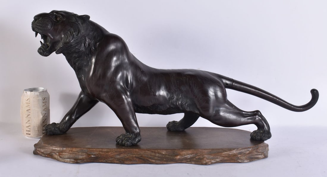 A LARGE 19TH CENTURY JAPANESE MEIJI PERIOD BRONZE OKIMONO OF A TIGER. 63 cm wide. (1 of 8)
