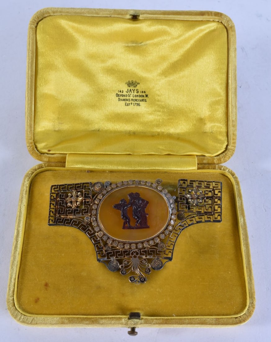 AN ANTIQUE GILT METAL CAMEO BROOCH. 25 grams. 9.5 cm x 5.5 cm.: AN ANTIQUE GILT METAL CAMEO BROOCH. 25 grams. 9.5 cm x 5.5 cm.