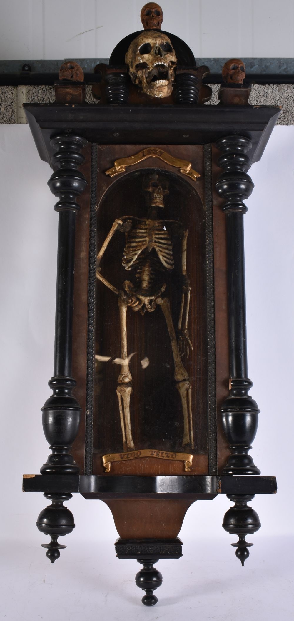 AN UNUSUAL MACABRE MEMENTO MORI REGULATOR MANTEL CLOCK. 88 cm x 32 cm. (1 of 6)