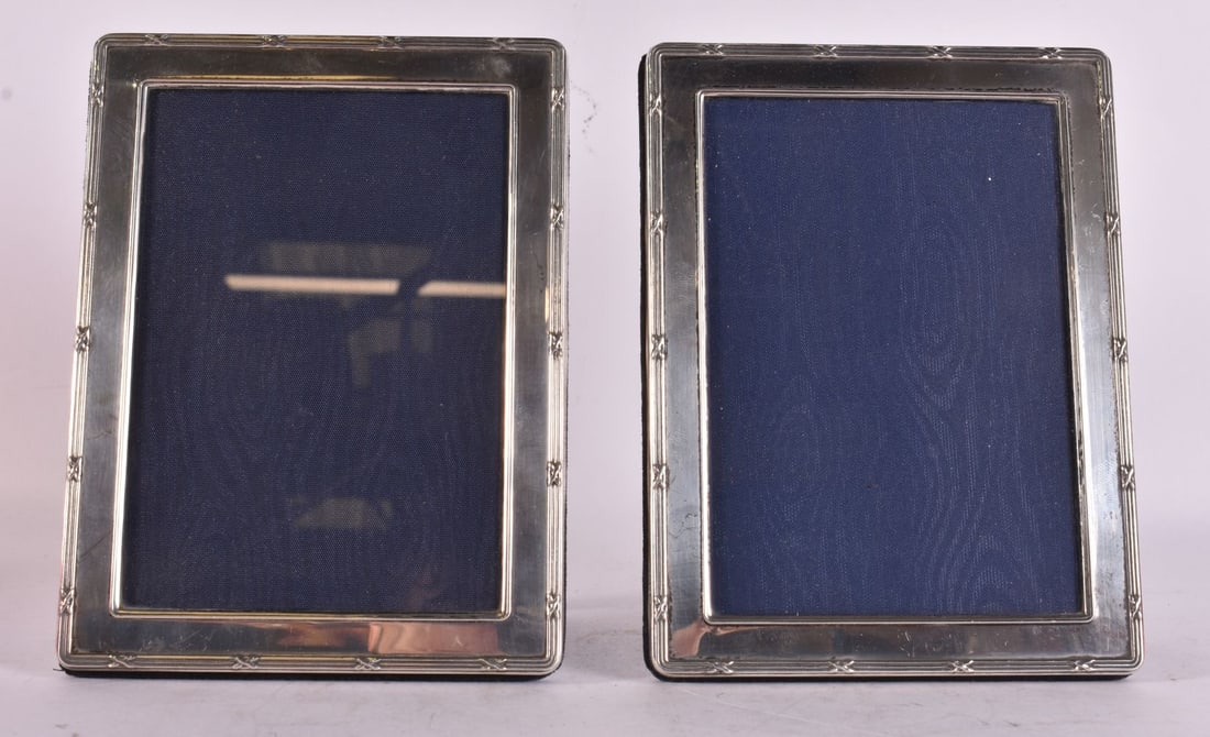 A PAIR OF SILVER PHOTOGRAPH FRAMES. 365 grams overall. 15 cm x 10 cm. (1 of 2)