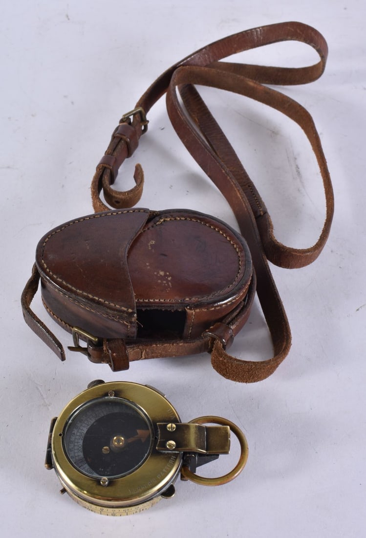 A MILITARY 1918 E KOEHN VERNERS PATTERN MK VIII COMPASS. 5.5 cm wide. (1 of 5)