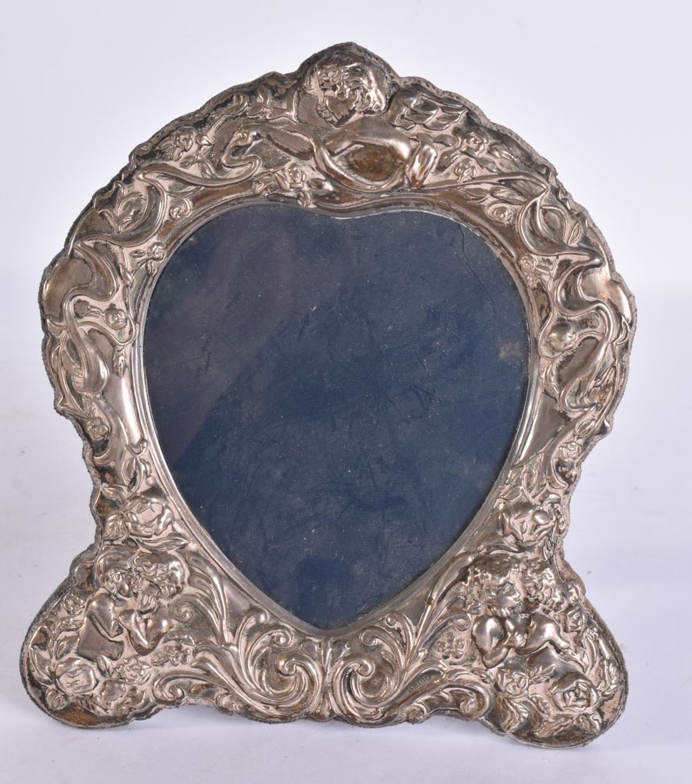 AN ANTIQUE SILVER PHOTOGRAPH FRAME. 22 cm x 15 cm. (1 of 5)