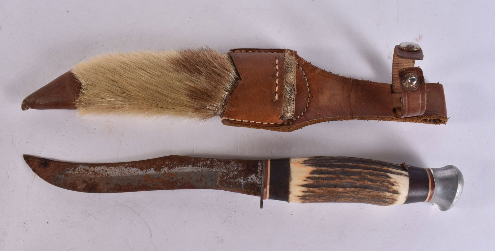 A VINTAGE ANTLER HORN HANDLED DAGGER. 25 cm long. We are UNABLE to offer in-House shipping on this: A VINTAGE ANTLER HORN HANDLED DAGGER. 25 cm long. We are UNABLE to offer in-House shipping on this Lot