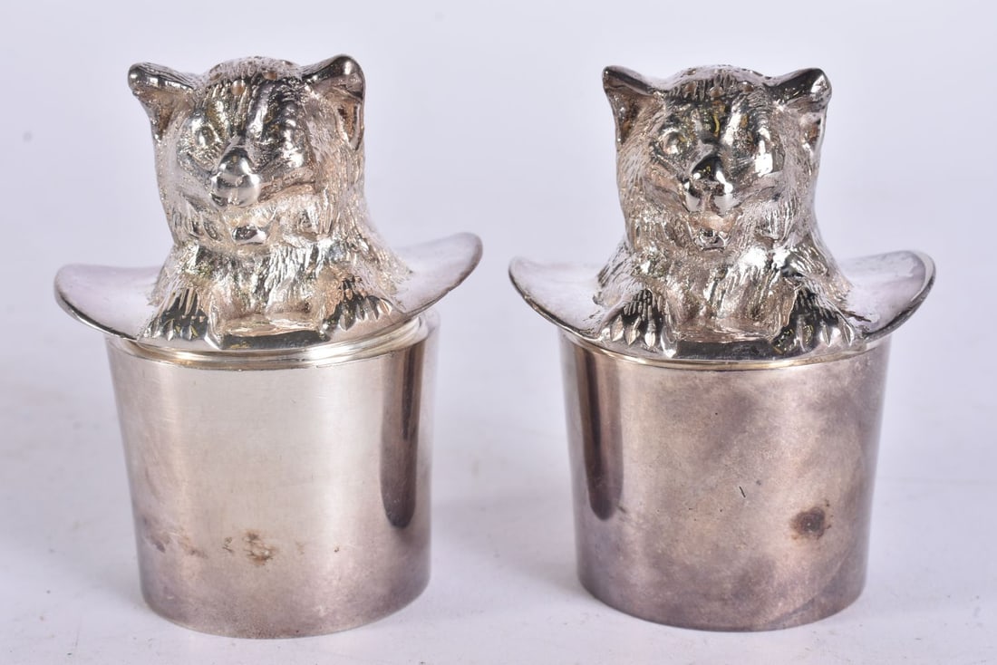 A PAIR OF SILVER PLATED CAT CRUETS. 7 cm high.: A PAIR OF SILVER PLATED CAT CRUETS. 7 cm high.