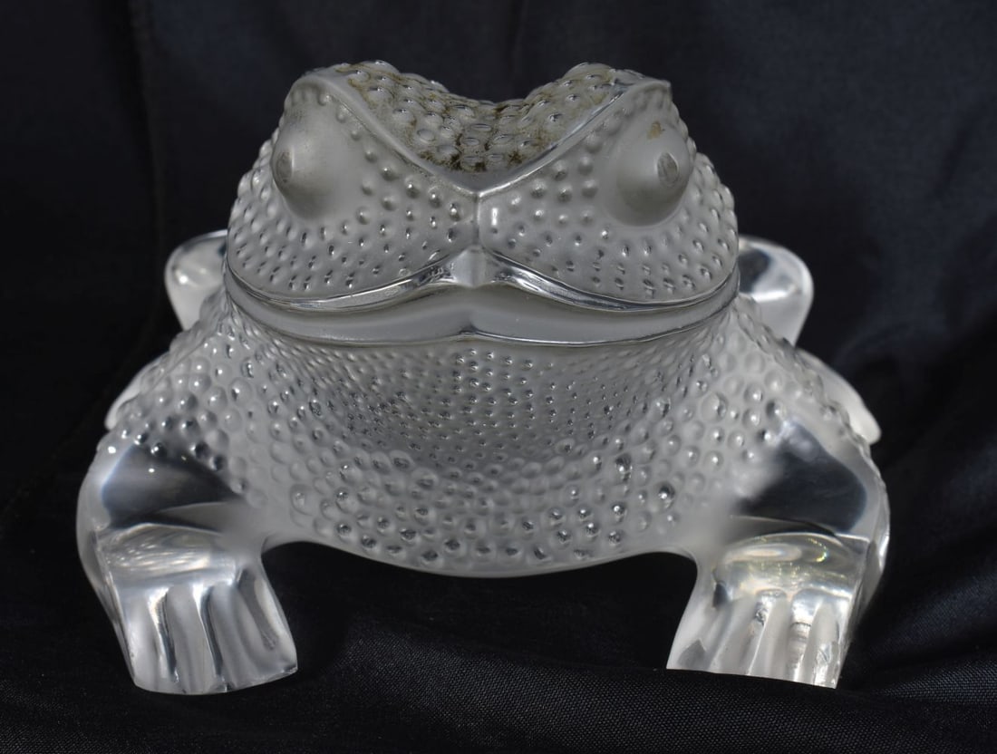 A LALIQUE GLASS TOAD. 11 cm x 8.5 cm. (1 of 5)