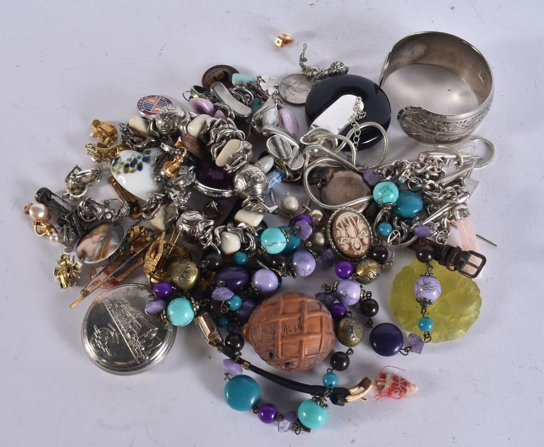 ASSORTED JEWELLERY. (qty) (1 of 6)