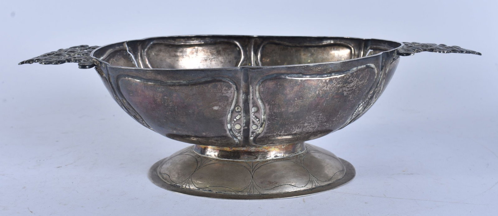 AN EARLY CONTINENTAL TWIN HANDLED SILVER PORRINGER. 245 grams. 13.75 cm x 30 cm. (1 of 5)