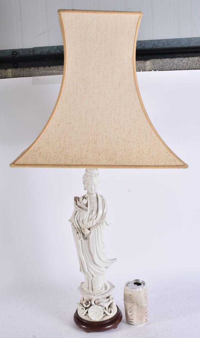 AN EARLY 20TH CENTURY CHINESE BLANC DE CHINE PORCELAIN LAMP. 80 cm high.: AN EARLY 20TH CENTURY CHINESE BLANC DE CHINE PORCELAIN LAMP. 80 cm high.