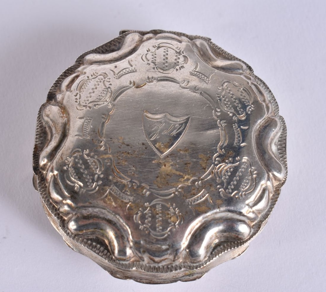 AN ANTIQUE CONTINENTAL SILVER BOX. 24 grams. 5.5 cm wide. (1 of 4)