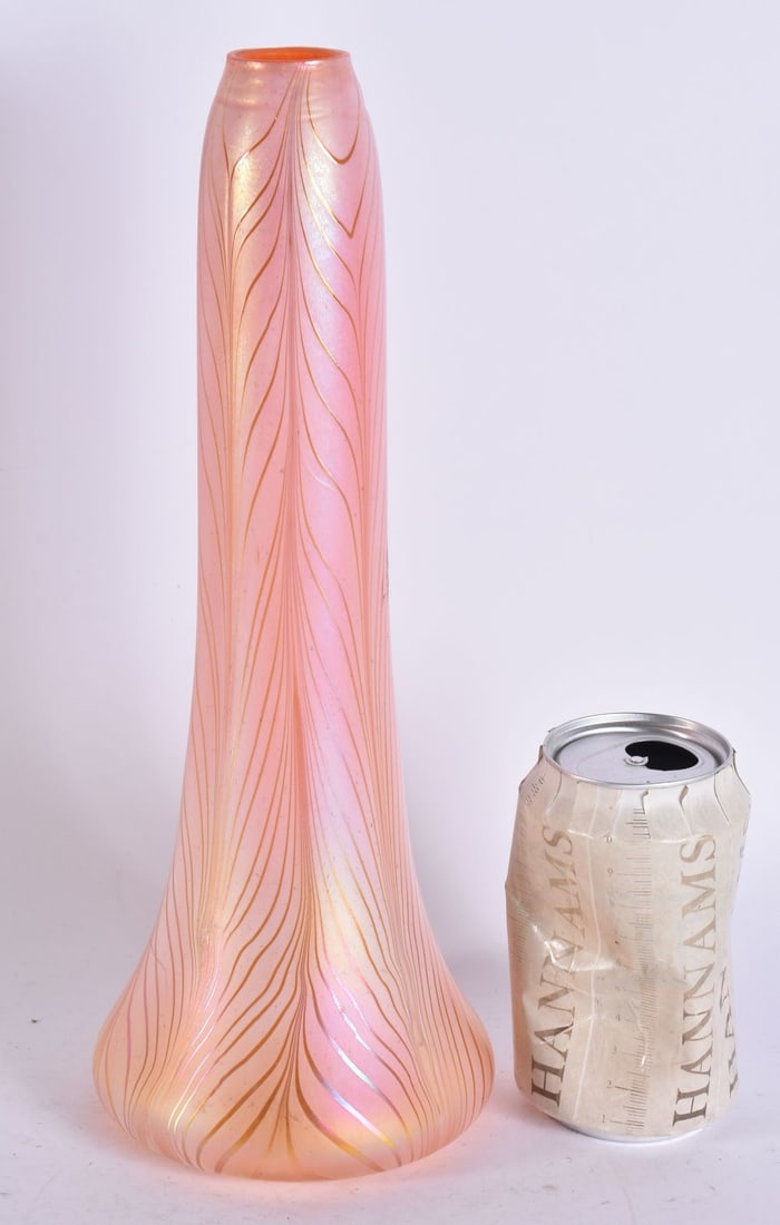 A STYLISH IRIDESCENT PEACOCK FEATHER GLASS VASE. 31 cm high.: A STYLISH IRIDESCENT PEACOCK FEATHER GLASS VASE. 31 cm high.