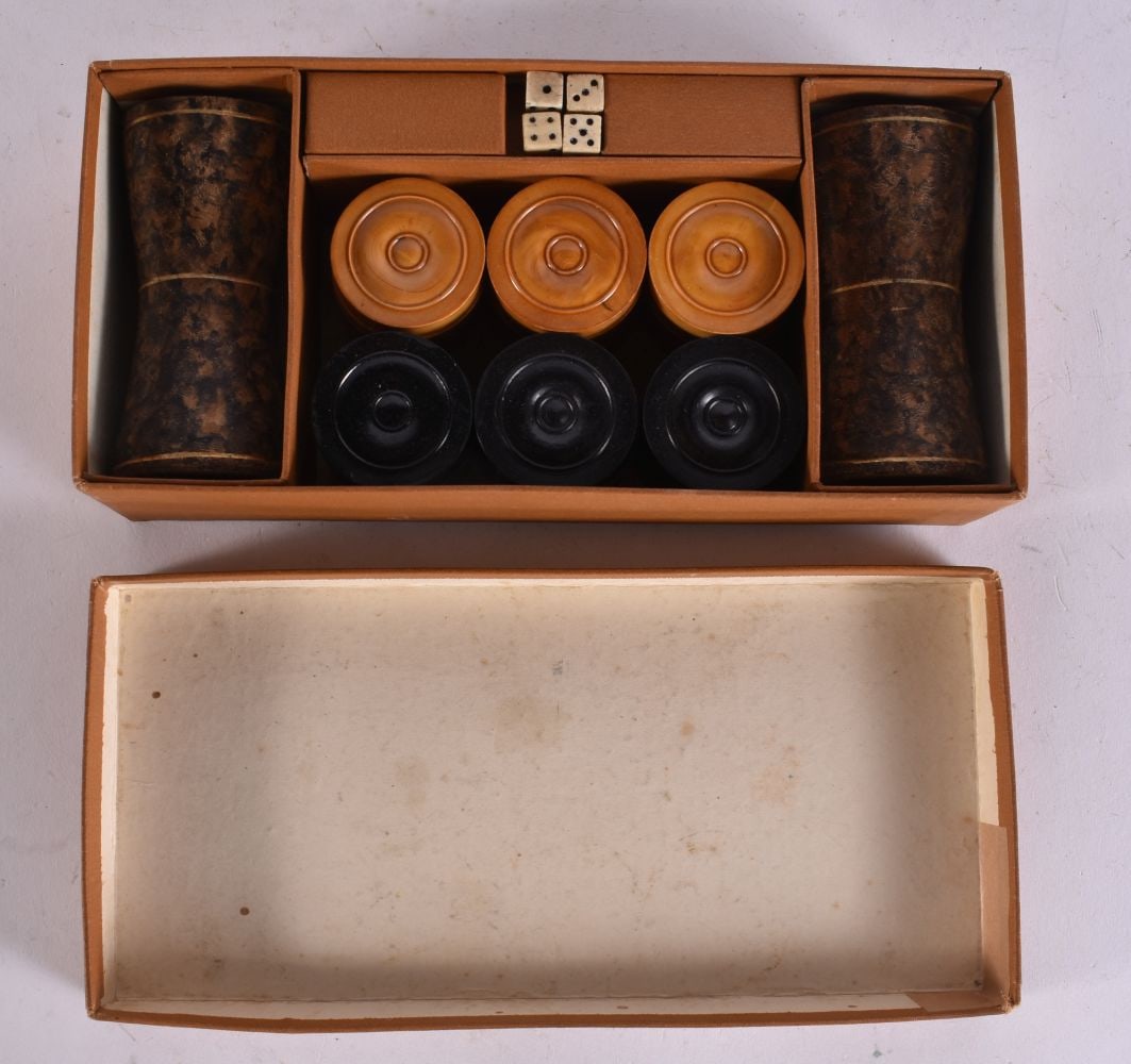 A VINTAGE BACK GAMMON SET. 22 cm wide.: A VINTAGE BACK GAMMON SET. 22 cm wide.
