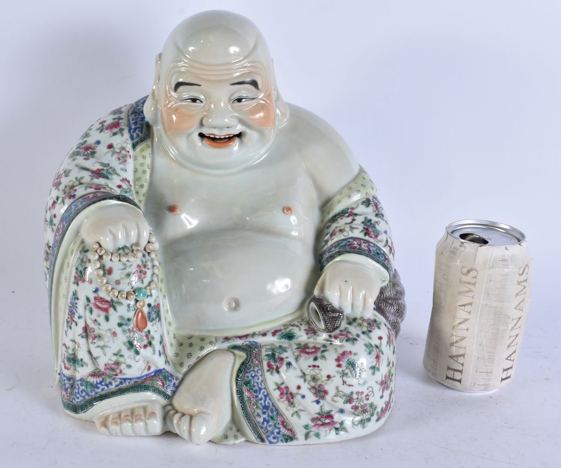 A LARGE EARLY 20TH CENTURY CHINESE FAMILLE ROSE PORCELAIN FIGURE OF A BUDDHA Late Qing/Republic. 27: A LARGE EARLY 20TH CENTURY CHINESE FAMILLE ROSE PORCELAIN FIGURE OF A BUDDHA Late Qing/Republic. 27 cm x 18 cm.