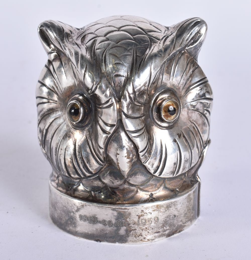 A NOVELTY SILVER OWL BOTTLE TOP. 63 grams. 8 cm x 7 cm.: A NOVELTY SILVER OWL BOTTLE TOP. 63 grams. 8 cm x 7 cm.