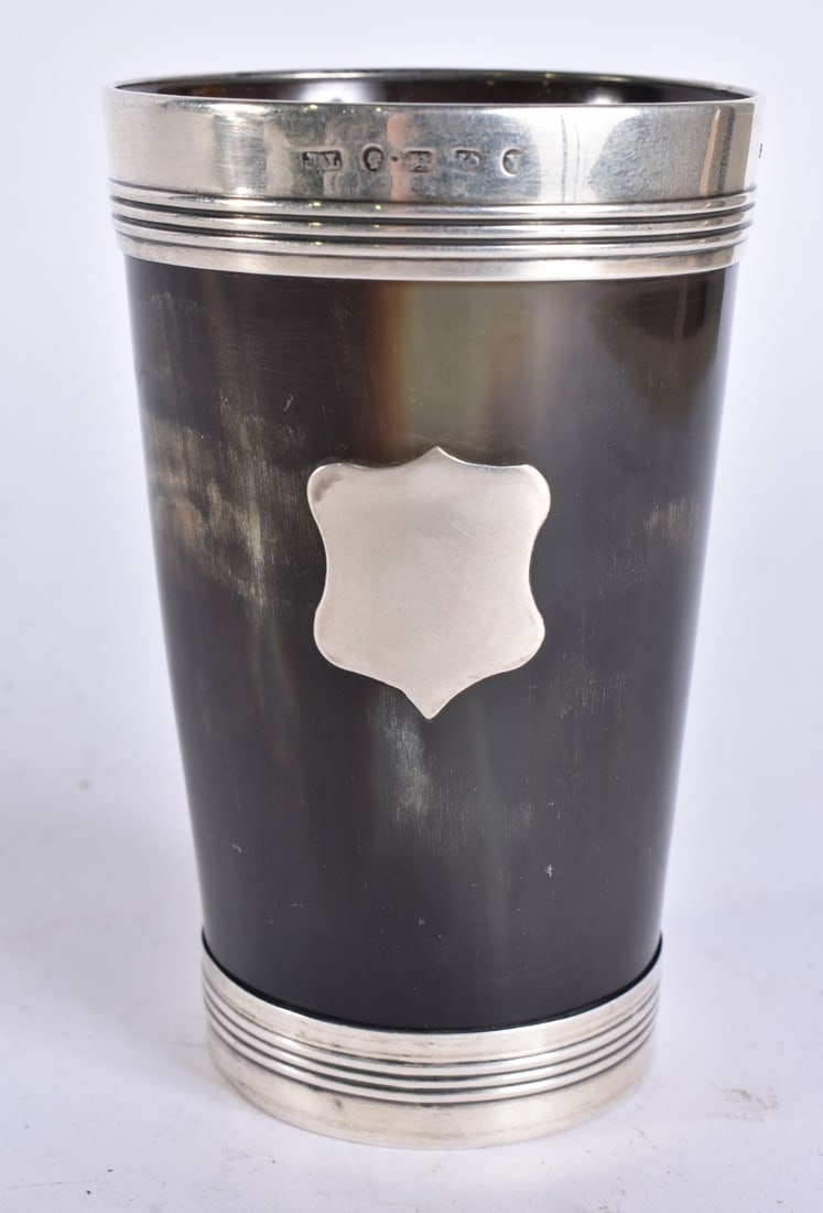 A VICTORIAN SILVER MOUNTED HORN BEAKER. 106 grams. 11 cm x 7 cm.: A VICTORIAN SILVER MOUNTED HORN BEAKER. 106 grams. 11 cm x 7 cm.