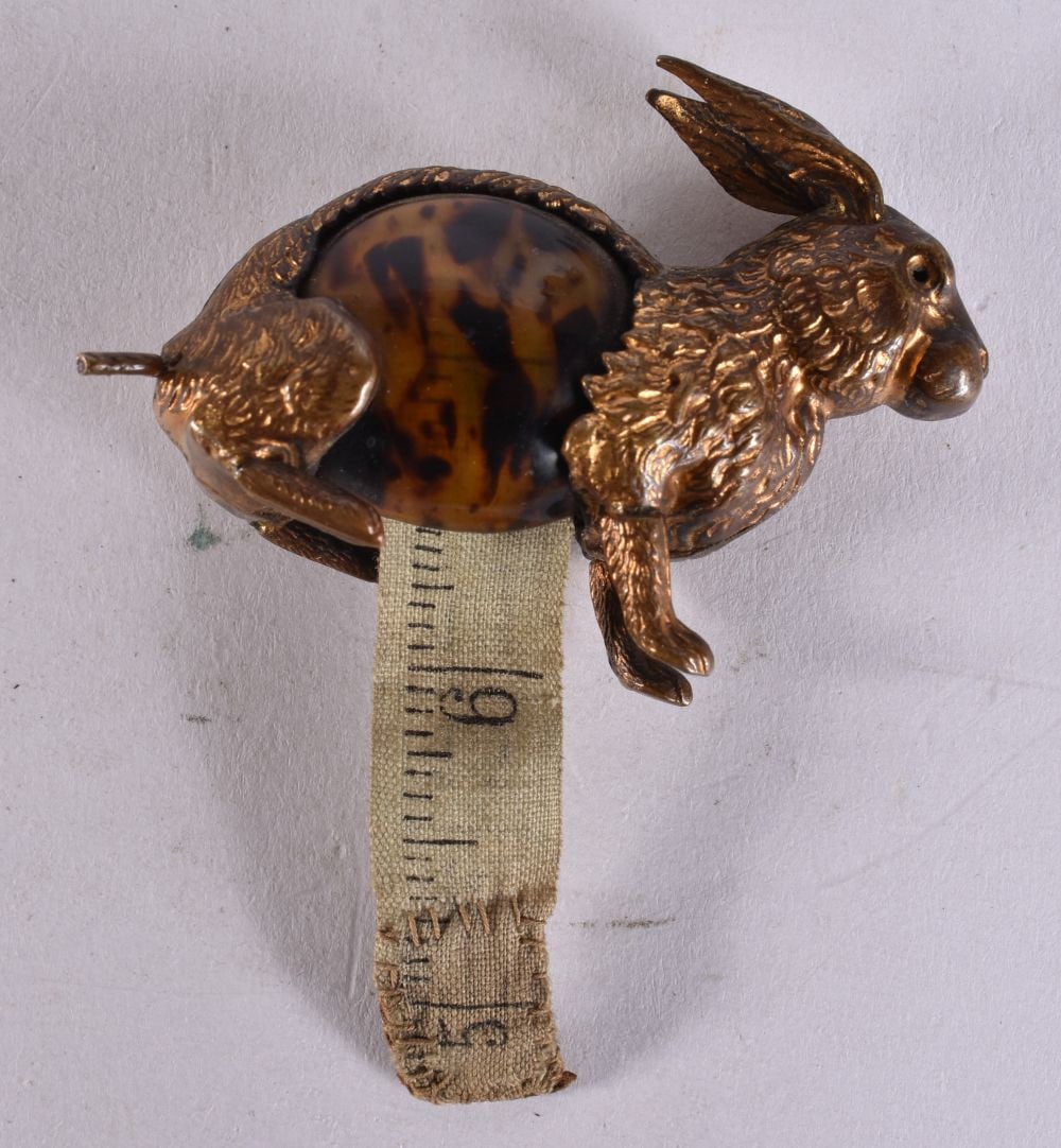 A RARE EDWARDIAN TORTOISESHELL RABBIT TAPE MEASURE. 5 cm x 4 cm.: A RARE EDWARDIAN TORTOISESHELL RABBIT TAPE MEASURE. 5 cm x 4 cm.